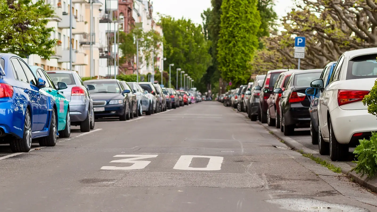 Tempo-30-Zone: Verkehrsschild und Strafen bei Geschwindigkeitsüberschreitung